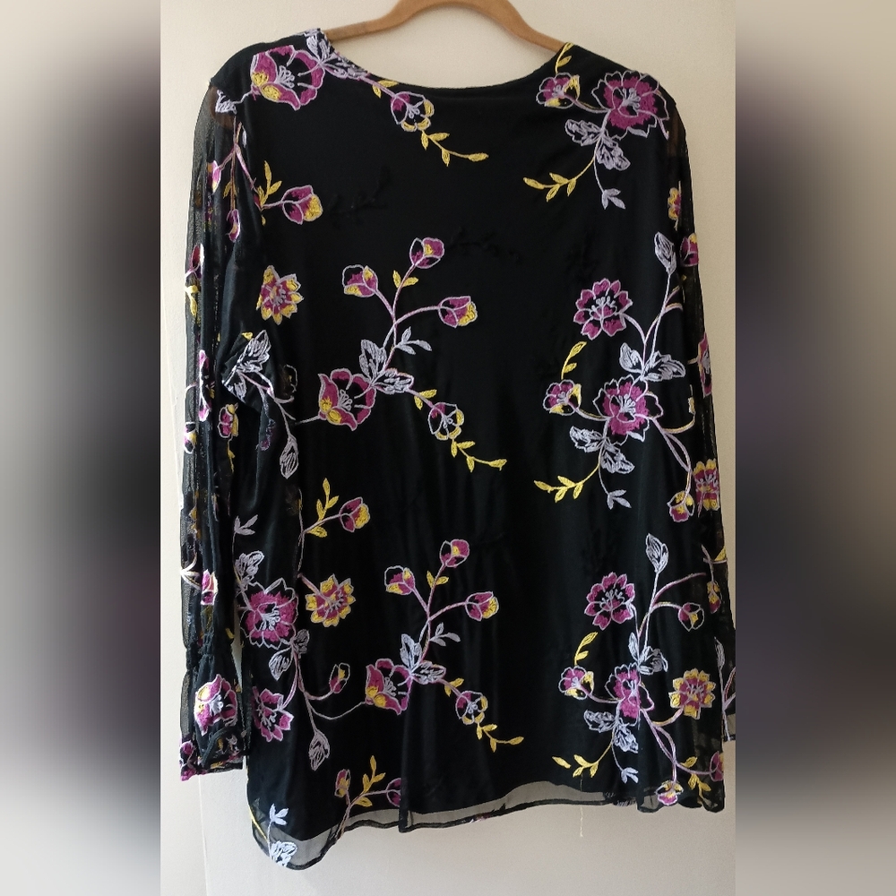 Susan Graver Embroidered Floral V-Neck Top XL/1x - Picture 2 of 6